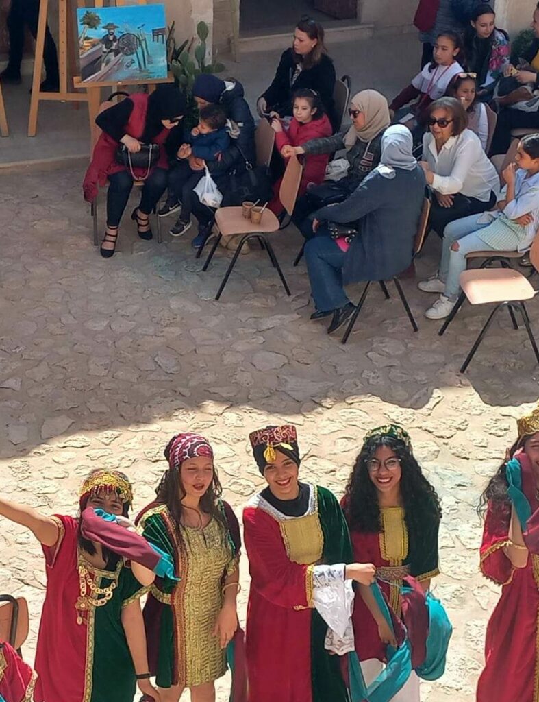 jeunes filles danse joyeuse couleurs vifs