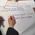 femme écrit sur papier de soie