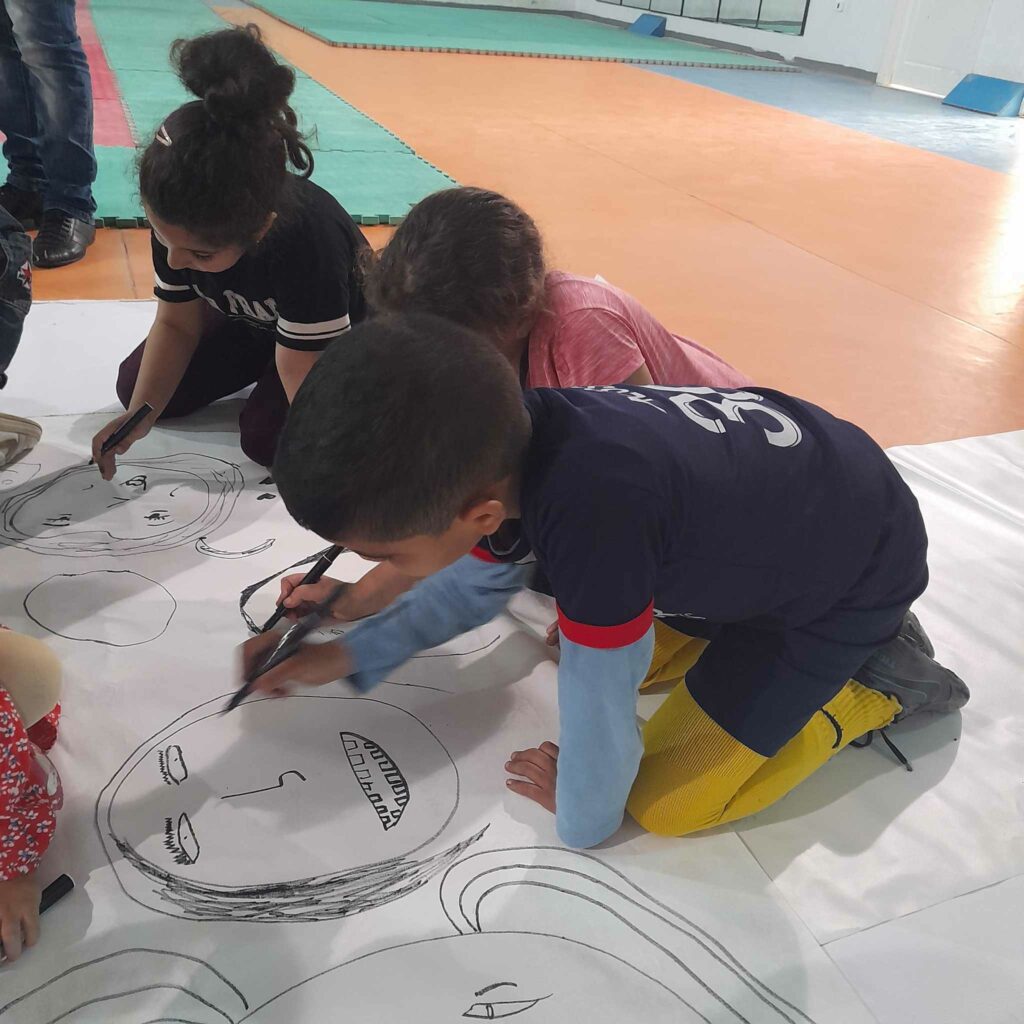 enfant peindre toile collective