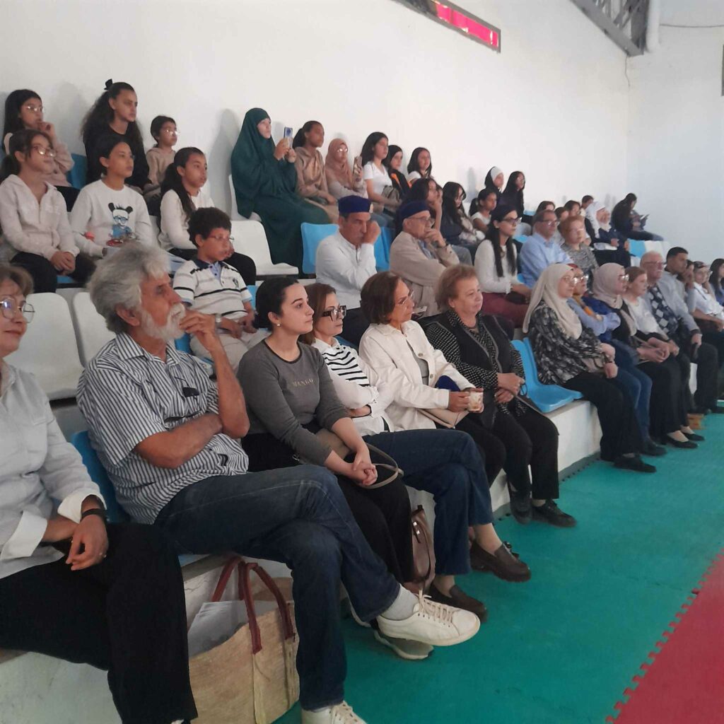 groupe regardant vidéo